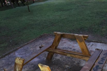 Destrozos por vandalismo en el parque del Tinell de Tremp