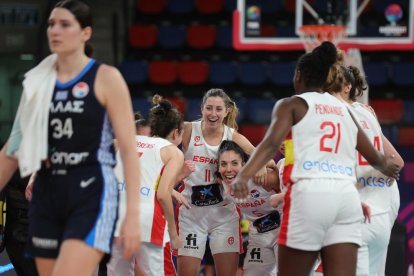 Jugadoras de la selección española celebran su triunfo ante Grecia.