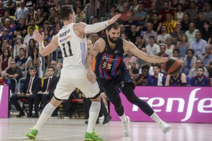 Nikola Mirotic intenta superar a Mario Hezonja en una acción del partido de ayer.