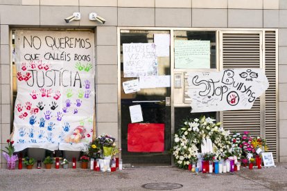 Velas, flores y pancartas en el domicilio de la familia en Sallent.