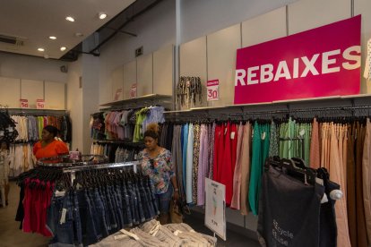 Una parte de los establecimientos del Eix Comercial ya han comenzado las rebajas de verano y otros las iniciarán hoy.