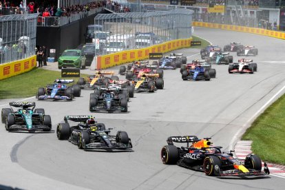 Max Verstappen lidera la carrera en los primeros compases, perseguido por Lewis Hamilton y Fernando Alonso.