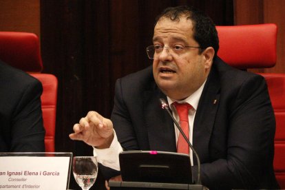 Joan Ignasi Elena ayer durante la Comisión de Interior en el Parlament.