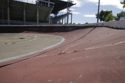 Detall de l’estat de deteriorament en el qual es troba la pista del velòdrom.