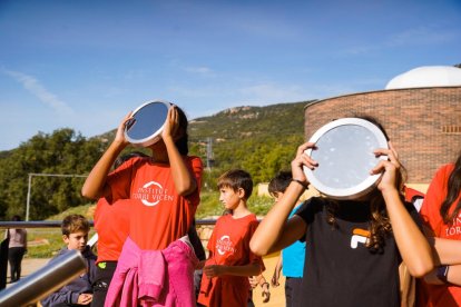 Alumnos del instituto Maria Rúbies (izquierda) pudieron observar el fenómeno en el patio y los del Torre Vicens (derecha) se desplazaron al Parc Astronòmic del Montsec.