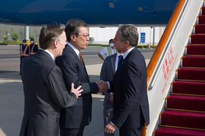 Anthony Blinken, saludando al canciller chino Qin Gang a su llegada ayer a Pekín.