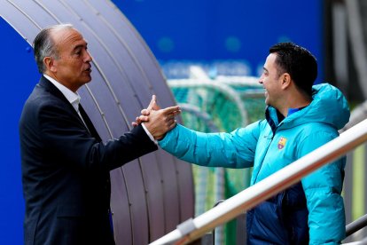 El vicepresident esportiu Rafel Yuste i Xavi se saluden abans de l’entrenament d’ahir.