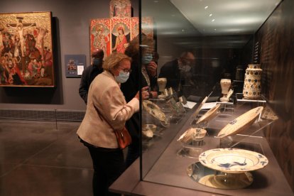 Museu de Lleida. En l’exposició permanent hi ha peces (ceràmica, orfebreria) protegides en vitrines, però la majoria de l’art no ho està.