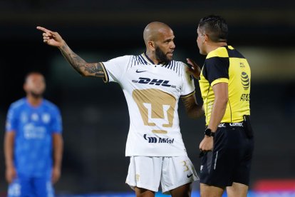 Dani Alves, durant un partit amb el Pumas mexicà, que li ha rescindit el contracte per aquest cas.