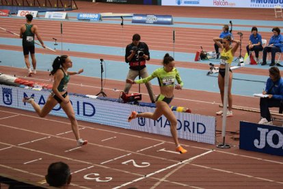 Berta Segura, en el moment de guanyar la seua semifinal en 400 metres.