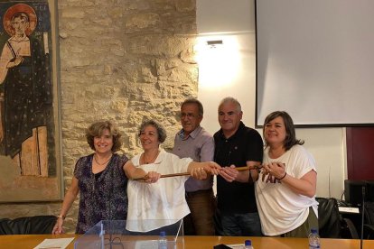 Àger - Mireia Burgués, de Junts, continuarà com a alcaldessa d’Àger a l’aconseguir majoria absoluta a les eleccions municipals amb cinc dels set regidors de l’ajuntament. Per la seua part, Independents per Àger-AM, marca blanca d’ERC,  ...