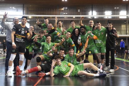 Els jugadors del Rodi Balàfia Vòlei celebren el triomf i la permanència a la Superlliga 2.