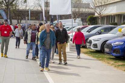 Algunos de los visitantes que recorrieron el Saló de l’Automòbil de Mollerussa. 