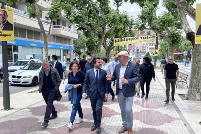 Jordi Ignasi Vidal y Pere Aragonès,  ayer en el Passeig de l’Estació de Balaguer. 