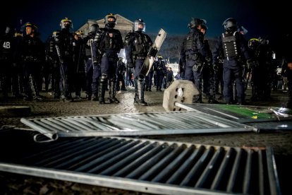 Policías antidisturbios durante las protestas del viernes en París.