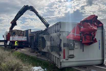 El camió transportava paper i ha quedat bolcat a l'altura del punt quilomètric 149,5.