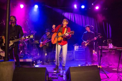 Concert de la banda lleidatana Arlo, amb el cantautor irlandès Brian Caffrey, ahir al Cafè del Teatre.