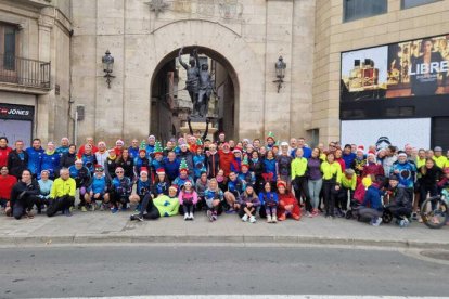 Els participants en una nova edició de la Torrotrotada es van fer la fotografia de record davant d’Indíbil i Mandoni.