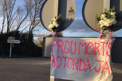 Pancarta y flores por las tres víctimas mortales del pasado 11 de marzo en la C-53 en La Fuliola. 