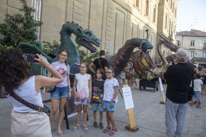 La plaza Universitat acogió ayer por la tarde la ‘plantada’ de las seis figuras participantes en esta edición de la Trobada de Bèsties de Foc.