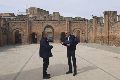 El rector de la parroquia, Adrián Burca, y Mario Urrea, alcalde. 