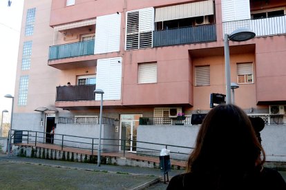 Una periodista grava el bloc d’habitatges de Santa Perpètua de Mogoda on van trobar morta una dona de 88 anys.