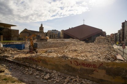 Del edificio de la antigua comisaría ya solo quedan un montón de escombros.