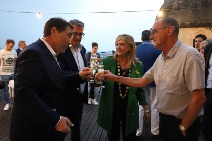 Jordi Finazzi, Joan Talarn, Violant Cervera i Miquel Pueyo brinden a la Seu Vella.