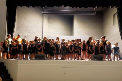 Un centenar de alumnos participaron en el acto a favor de “La fuerza de Leo” el lunes en Rosselló. 