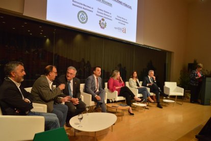 Alejandro Jesús Calvo, Carmel Mòdol, Joaquín Olona, Francisco Martínez Arrollo, Eva Hita, Inés Santé y Roger Llanes en una mesa del congreso de ingenieros agrónomos celebrada en Lleida.