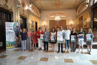 Representants de la Paeria i de l’organització, amb el cartell i la mascota del campionat.