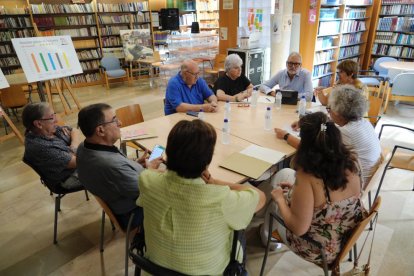 Larrosa i Valls es van reunir amb l’associació de veïns de Balàfia, ahir al centre cívic del barri.