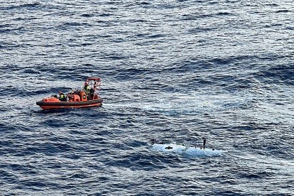 Foto d'arxiu publicada per OceanGate Expeditions mostra el submergible 'Titan' visitant el lloc del naufragi del 'Titanic'.