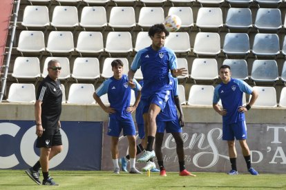 El francès Stevens Leleux colpeja la pilota de cap ahir durant l’entrenament.