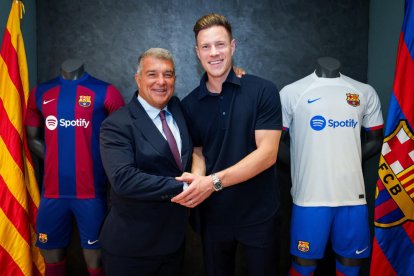 Ter Stegen, al costat del president Joan Laporta, en la seua presentació ahir al Camp Nou.