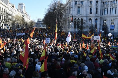 La plaza de Cibeles se llenó de manifestantes contra el Gobierno de Pedro Sánchez.