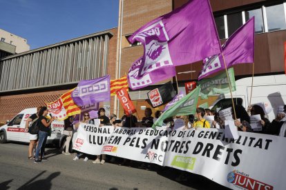 Protesta del personal laboral d’atenció a la docència. Concentració davant de la seu d’Educació per reinvindicar que són “imprescindibles, no invisibles” i denunciar el “caos” en les adjudicacions de places.