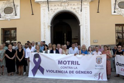 Minut de silenci ahir per la dona assassinada a Motril al maig.