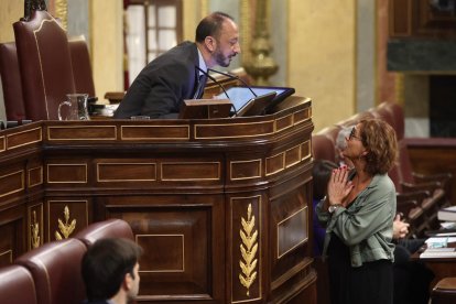 Montse Bassa al ser expulsada por hablar en catalán.