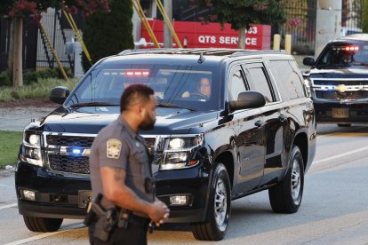 El vehicle que transporta l’expresident nord-americà Donald Trump a la presó per ser fitxat.