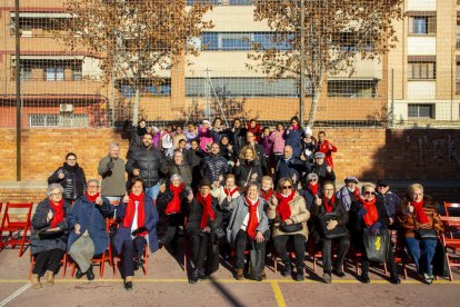 Participantes en la iniciativa ‘Obrim els patis’, ayer en el colegio Balàfia.