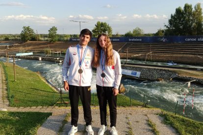 Miquel Travé i Anna Simona, amb les medalles aconseguides ahir en la jornada inaugural.