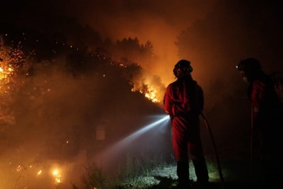 Un efectiu de l’UME batalla contra el foc que ha calcinat prop de 8.500 hectàrees a Càceres.