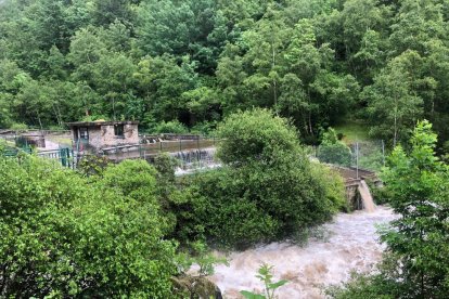 La piscifactoria de Tavascan sobreeixint d'aigua.