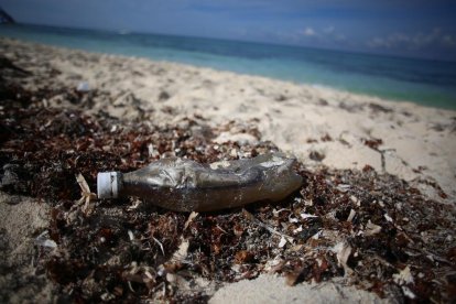 Luz verde a la norma que fija reducir un 20 % botellas de plástico de un uso