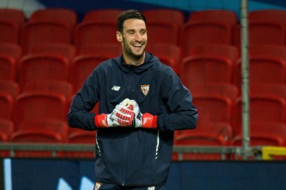 El futbolista Sergio Rico surt del coma, reconeix la seua família i es comunica amb gestos