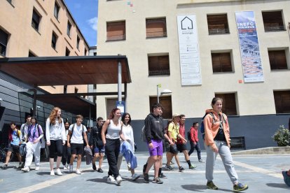 INEFC en la capital del Alt Urgell  -  Alumnos del primer curso del grado universitario de Ciencias de la Actividad Física y del Deporte saliendo, el martes, de las instalaciones provisionales en el centro cultural Les Monges, donde cursan las cla ...