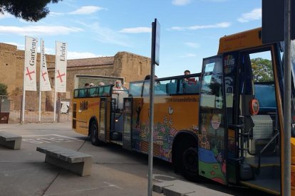 El bus turístic de Lleida, al Castell de Gardeny.