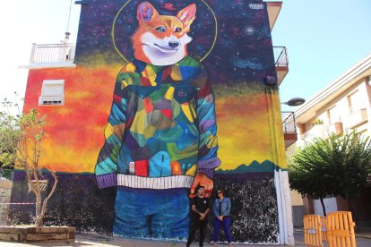 L’artista guanyador, Felipe Zúñiga, i la regidora de Joventut.