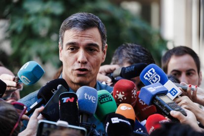 El presidenteEl president del Govern d'Espanya i candidat a la reelecció pel PSOE, Pedro Sánchez, atén els mitjans després de votar. del Govern d'Espanya i candidat a la reelecció pel PSOE, Pedro Sánchez, atén els mitjans després de votar.